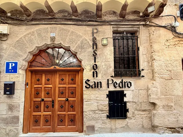 fachada pension san pedro en Viana